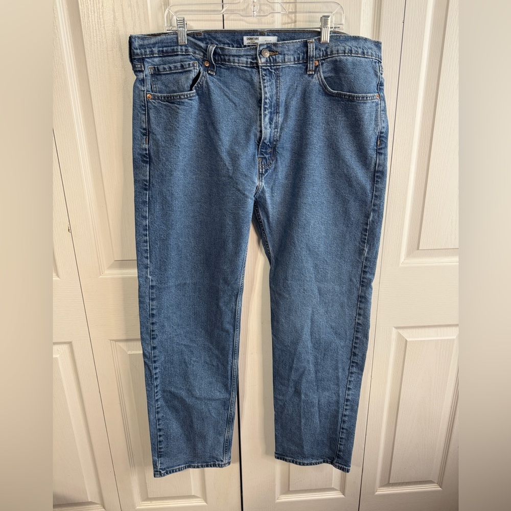 Signature Levi’s blue straight legs jeans 40 x 32‎